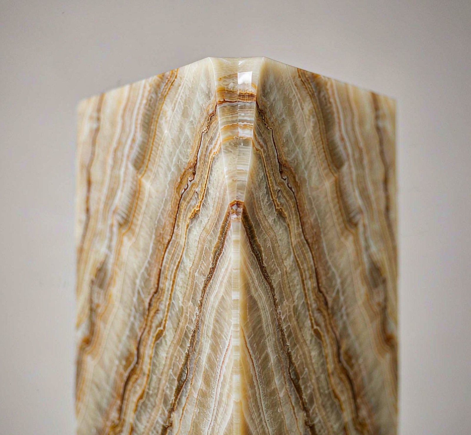 a book-matched marble feature panel with mirror symmetry 對紋鏡面背景牆 高清石材鑒賞 - 香港恆生石材