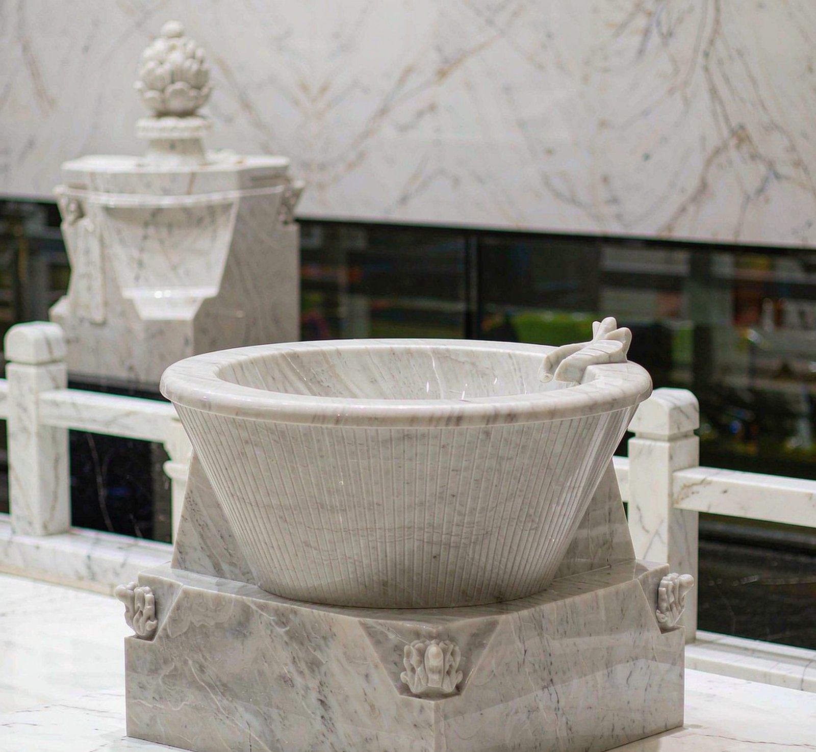 a carved marble water-feature basin with a smooth bowl 雕刻水景盆 高清石材鑒賞 - 香港恆生石材