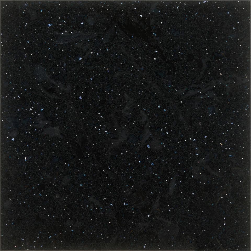 黑水晶 Black Crystal Marble 石材樣板圖，黑色系，產地中國，產地中國，體積密度2.69 g/cm³，吸水率≤0.49%，莫氏硬度4，適用於地面、牆身、檯面、特色牆