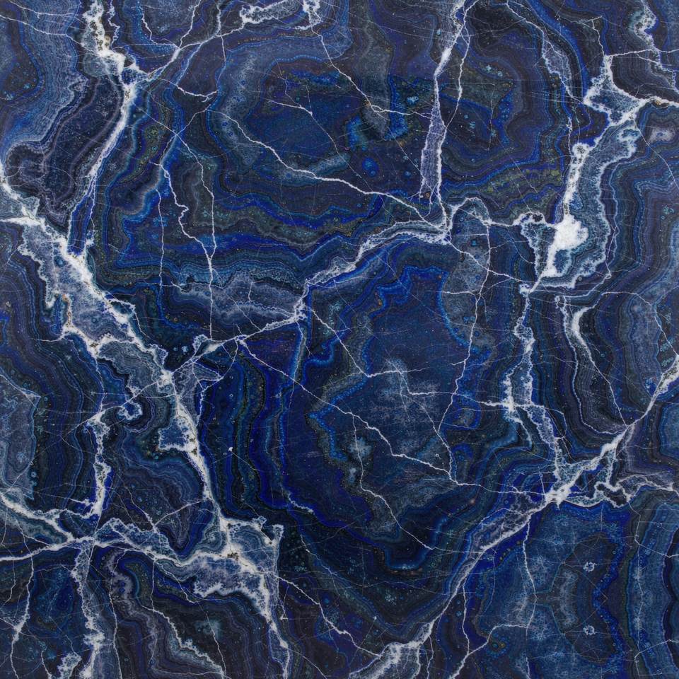 藍寶石 Blue Sodalite Gem Marble 石材樣板圖，藍色系，產地巴西，產地巴西，體積密度2.80 g/cm³，吸水率≤0.23%，莫氏硬度3，適用於牆身、檯面、特色牆、大堂