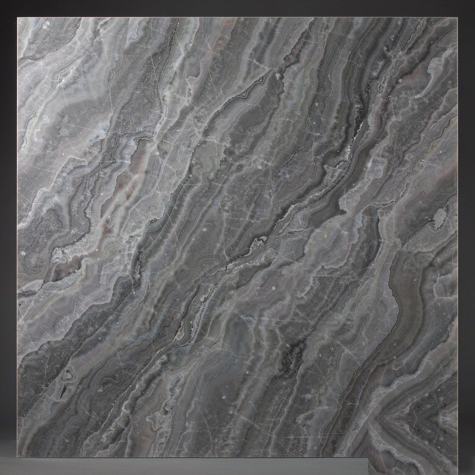 灰玉 Grey Jade Marble 石材樣板圖,灰色系,產地中國,產地中國,體積密度2.73 g/cm³,吸水率≤0.22%,莫氏硬度4,適用於地面、牆身、檯面、特色牆、大堂