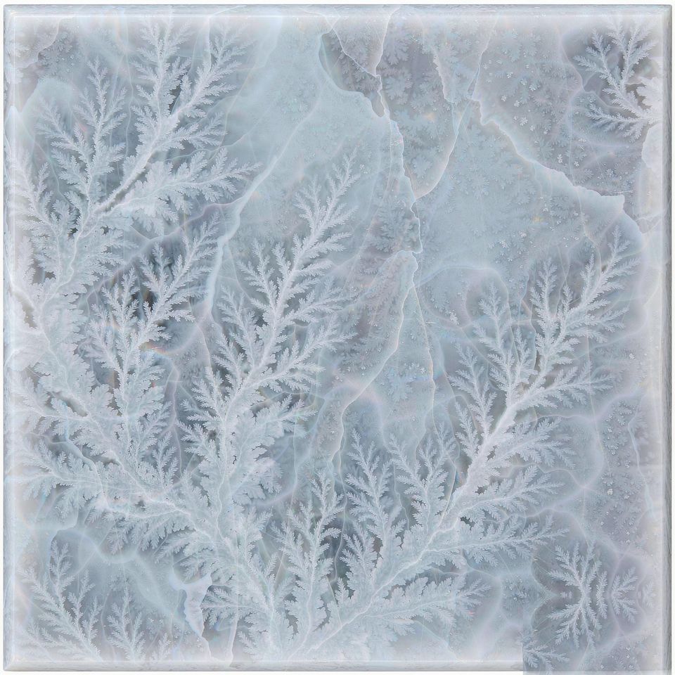冰花白 Ice Flower White Marble 石材樣板圖，白色系，產地中國，產地中國，體積密度2.77 g/cm³，吸水率≤0.22%，莫氏硬度4，適用於牆身、檯面、洗手間、特色牆、客廳