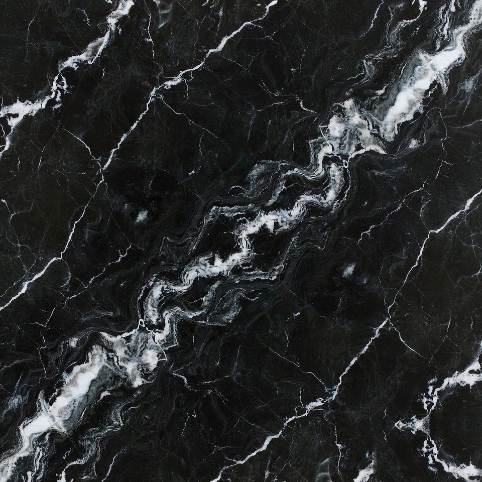 水墨黑 Ink Black Marble 石材樣板圖,黑色系,產地中國,產地中國,體積密度2.70 g/cm³,吸水率≤0.18%,莫氏硬度3,適用於地面、牆身、檯面、特色牆、客廳