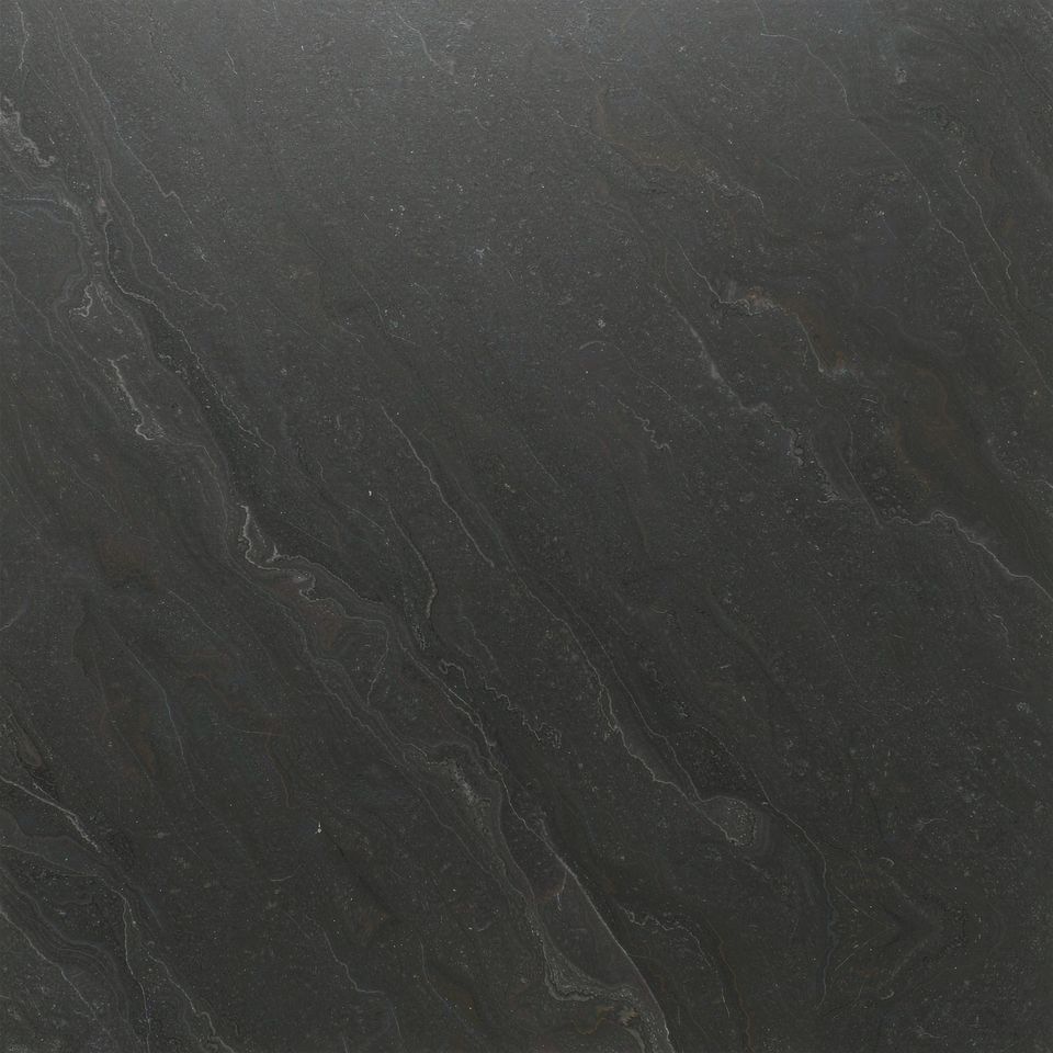 鐵灰 Iron Grey Marble 石材樣板圖，深灰系，產地中國，產地中國，體積密度2.78 g/cm³，吸水率≤0.5%，莫氏硬度4，適用於地面、牆身、外牆、大堂