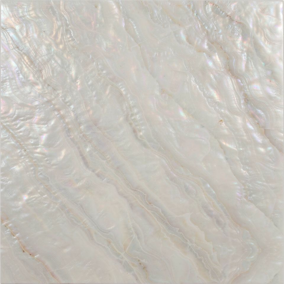 珍珠貝白 Mother of Pearl White Marble 石材樣板圖，白色系，產地希臘，產地希臘，體積密度2.79 g/cm³，吸水率≤0.42%，莫氏硬度4，適用於牆身、檯面、洗手間、特色牆、大堂