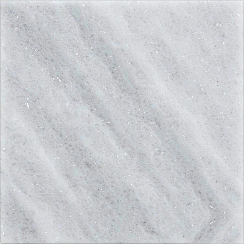 極地白 Polar White Marble 石材樣板圖,白色系,產地挪威,產地挪威,體積密度2.71 g/cm³,吸水率≤0.4%,莫氏硬度3,適用於牆身、檯面、洗手間、地面、客廳
