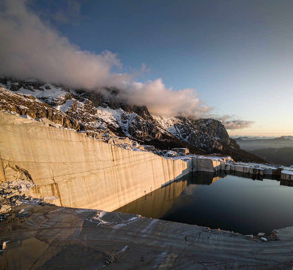 the Italian Carrara marble quarry with snowy Apuan Alps 意大利卡拉拉礦山 高清石材鑒賞 - 香港恆生石材