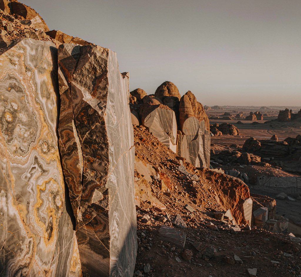 an Iranian Persian marble quarry on a desert plateau 伊朗波斯礦山 高清石材鑒賞 - 香港恆生石材