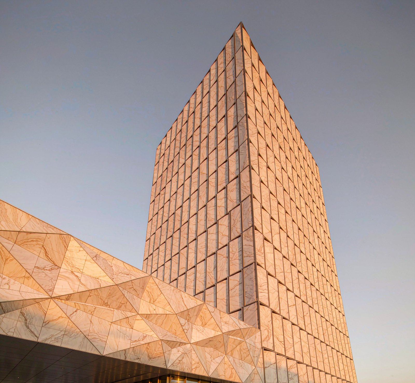 a curtain wall facade of marble on a high-rise tower 高層幕牆雲石外牆 高清石材鑒賞 - 香港恆生石材