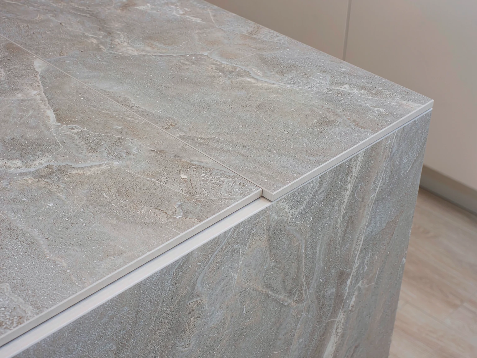 Sintered stone kitchen countertop with fine mitred corner joint